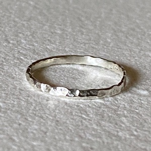 Ezüst gyűrű kalapált mintával - ékszer - gyűrű - kerek gyűrű - Meska.hu