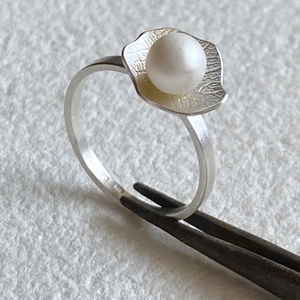 Ezüst gyűrű Swarovski gyönggyel - ékszer - gyűrű - vékony gyűrű - Meska.hu