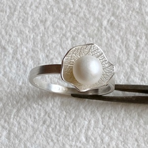 Ezüst gyűrű Swarovski gyönggyel - ékszer - gyűrű - vékony gyűrű - Meska.hu