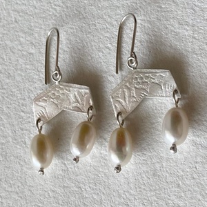 Ezüst fülbevaló tenyésztett gyönggyel, Ékszer, Fülbevaló, Lógó fülbevaló, Ékszerkészítés, Ötvös, MESKA