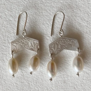 Ezüst fülbevaló tenyésztett gyönggyel - ékszer - fülbevaló - lógó fülbevaló - Meska.hu