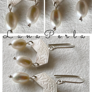 Ezüst fülbevaló tenyésztett gyönggyel - ékszer - fülbevaló - lógó fülbevaló - Meska.hu