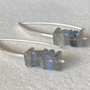 Modern minimál labradorittal - ékszer - fülbevaló - lógó fülbevaló - Meska.hu