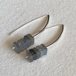 Modern minimál labradorittal - ékszer - fülbevaló - lógó fülbevaló - Meska.hu