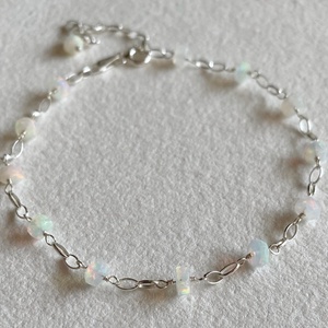 Karkötő opállal - ékszer - karkötő - lánc karkötő - Meska.hu