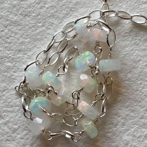 Karkötő opállal - ékszer - karkötő - lánc karkötő - Meska.hu