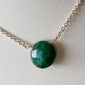 Minimál nyaklánc smaragddal - ékszer - nyaklánc - gyöngyös nyaklánc - Meska.hu