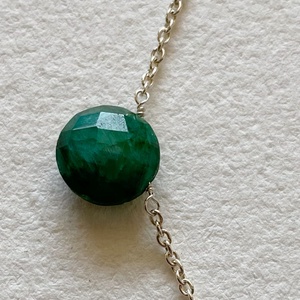 Minimál nyaklánc smaragddal - ékszer - nyaklánc - gyöngyös nyaklánc - Meska.hu