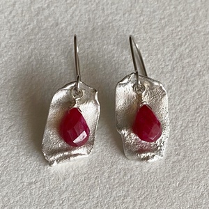 Rubin fülbevaló - ékszer - fülbevaló - lógó fülbevaló - Meska.hu