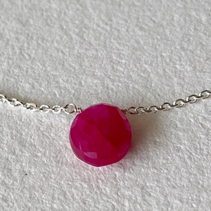 Minimál nyaklánc rubinnal - ékszer - nyaklánc - medálos nyaklánc - Meska.hu
