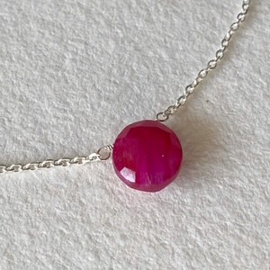 Minimál nyaklánc rubinnal - ékszer - nyaklánc - medálos nyaklánc - Meska.hu