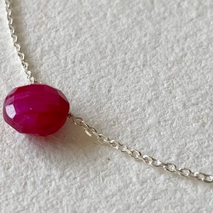 Minimál nyaklánc rubinnal - ékszer - nyaklánc - medálos nyaklánc - Meska.hu