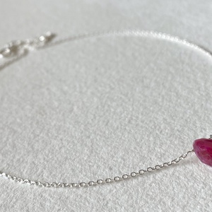 Minimál nyaklánc rubinnal - ékszer - nyaklánc - medálos nyaklánc - Meska.hu