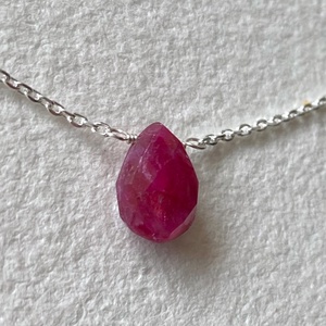 Minimál nyaklánc rubinnal - ékszer - nyaklánc - medálos nyaklánc - Meska.hu