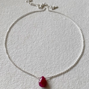 Minimál nyaklánc rubinnal - ékszer - nyaklánc - medálos nyaklánc - Meska.hu
