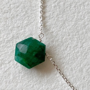 Minimál nyaklánc smaragddal - ékszer - nyaklánc - gyöngyös nyaklánc - Meska.hu