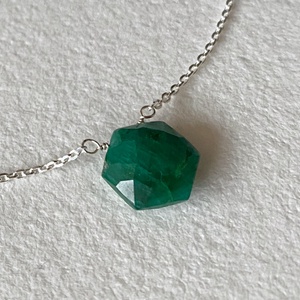 Minimál nyaklánc smaragddal - ékszer - nyaklánc - gyöngyös nyaklánc - Meska.hu
