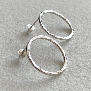 Kör ezüst bedugós fülbevaló  - ékszer - fülbevaló - lógós kerek fülbevaló - Meska.hu