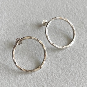 Kör ezüst bedugós fülbevaló  - ékszer - fülbevaló - lógós kerek fülbevaló - Meska.hu