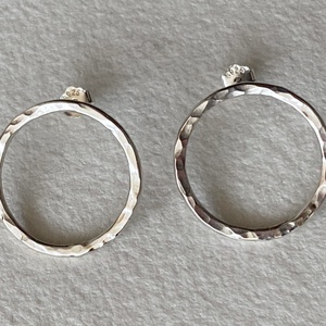 Kör ezüst bedugós fülbevaló  - ékszer - fülbevaló - lógós kerek fülbevaló - Meska.hu