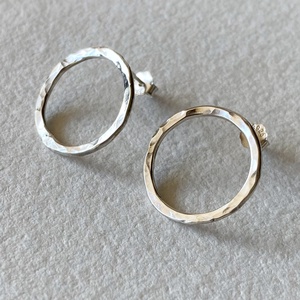 Kör ezüst bedugós fülbevaló  - ékszer - fülbevaló - lógós kerek fülbevaló - Meska.hu