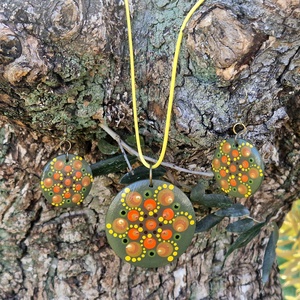 Ékszerszett pontfestéssel  - nyaklánc + fülbevaló (nagy, zöld-narancs mandala), Ékszer, Ékszerszett, Ékszerkészítés, Festett tárgyak, MESKA