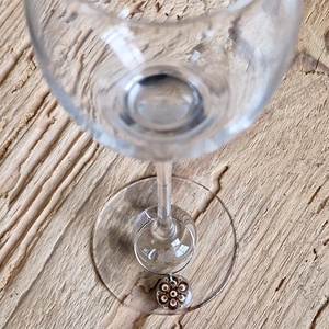 Pohár jelölő karika pontfestett függővel (barna-drapp) - otthon & életmód - konyhafelszerelés, tálalás - tálalás - boros poharak, szettek - Meska.hu