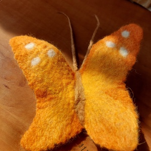 Sárga narancssárga nemez lepke - ruha & divat - hajdísz & hajcsat - hajcsat & hajtű - Meska.hu