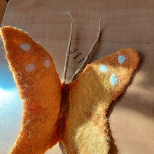 Sárga narancssárga nemez lepke - ruha & divat - hajdísz & hajcsat - hajcsat & hajtű - Meska.hu