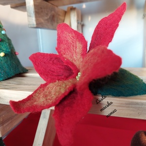 Piros nemez mikulásvirág - ruha & divat - hajdísz & hajcsat - hajcsat & hajtű - Meska.hu