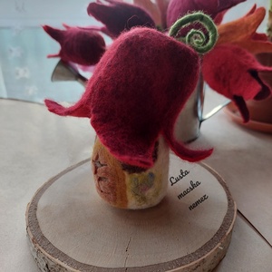 Mini manóház piros tulipán kalappal, Otthon & Lakás, Dekoráció, Dísztárgy, Nemezelés, MESKA