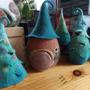 Közepes nemez házikó kunkori tetővel - Meska.hu