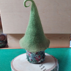 Manóház zöld átmenetes kunkori kalappal - otthon & életmód - dekoráció - dísztárgy - Meska.hu