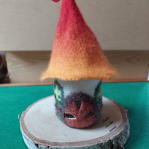 Manóház piros sárga átmenetes kunkori kalappal, Otthon & Életmód, Dekoráció, Dísztárgy, Nemezelés, MESKA