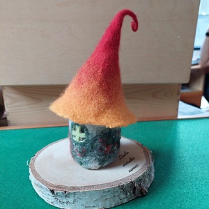 Manóház piros sárga átmenetes kunkori kalappal - otthon & életmód - dekoráció - dísztárgy - Meska.hu