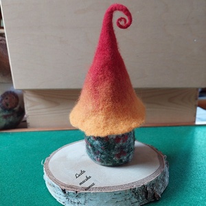 Manóház piros sárga átmenetes kunkori kalappal - otthon & életmód - dekoráció - dísztárgy - Meska.hu