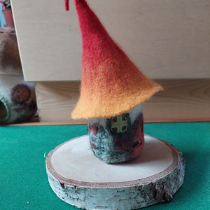 Manóház piros sárga átmenetes kunkori kalappal - otthon & életmód - dekoráció - dísztárgy - Meska.hu