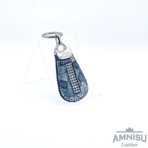 Szürke mintás csepp alakú swarovski köves bőr kulcstartó H8010 - Meska.hu