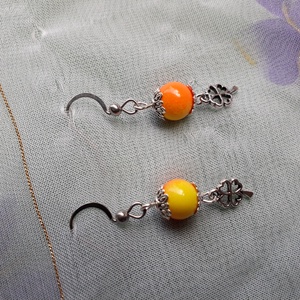 Narancs-citromsárga szerencsefülbevaló orvosi fém akasztóval - 102-OF - ékszer - fülbevaló - lógó fülbevaló - Meska.hu