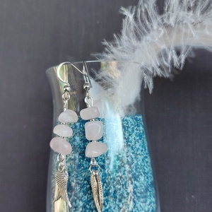 Rózsakvarc ásvány fülbevaló orvosi fém akasztóval - ékszer - fülbevaló - lógó fülbevaló - Meska.hu