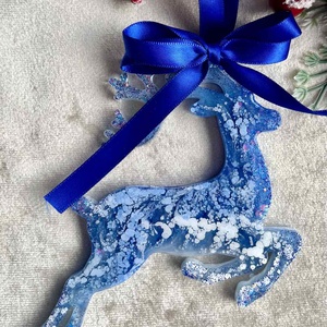 Kék szarvas gyanta dísz  kézzel készült karácsonyfadísz csillogó mintával és szatén szalaggal - Meska.hu