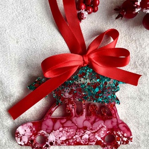 Kézműves karácsonyi dísz  piros autó karácsonyfával, csillámos gyantából, piros szalaggal - Meska.hu