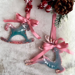 Kézműves epoxi karácsonyfadísz rózsaszín masnival  hintaló és rénszarvas csillámos részletekkel, Karácsony, Karácsonyi lakásdekoráció, Karácsonyfadíszek, Mindenmás, MESKA