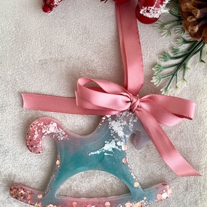 Kézműves epoxi karácsonyfadísz rózsaszín masnival  hintaló és rénszarvas csillámos részletekkel - karácsony - karácsonyi lakásdekoráció - karácsonyfadíszek - Meska.hu