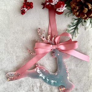 Kézműves epoxi karácsonyfadísz rózsaszín masnival  hintaló és rénszarvas csillámos részletekkel - karácsony - karácsonyi lakásdekoráció - karácsonyfadíszek - Meska.hu