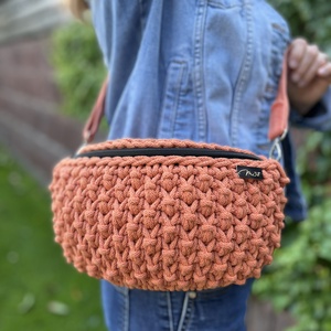 Horgolt búzabogyó övtáska / crossbody - táska & tok - kézitáska & válltáska - vállon átvethető táska - Meska.hu