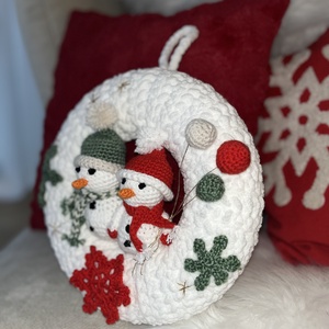 Horgolt karácsonyi ajtódísz  Két hóemberrel, Kézzel készült téli dekoráció - otthon & életmód - dekoráció - ajtó- és ablak dekoráció - ajtódísz & kopogtató - Meska.hu