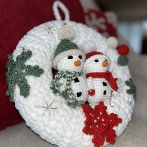 Horgolt karácsonyi ajtódísz  Két hóemberrel, Kézzel készült téli dekoráció - otthon & életmód - dekoráció - ajtó- és ablak dekoráció - ajtódísz & kopogtató - Meska.hu