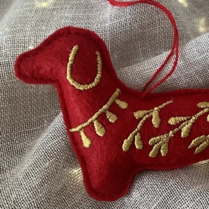 Hímzett tacskó karácsonyfadísz  piros-arany kézműves dekoráció - karácsony - karácsonyi lakásdekoráció - karácsonyfadíszek - Meska.hu