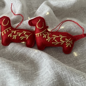 Hímzett tacskó karácsonyfadísz  piros-arany kézműves dekoráció, Karácsony, Karácsonyi lakásdekoráció, Karácsonyfadíszek, Hímzés, Varrás, MESKA